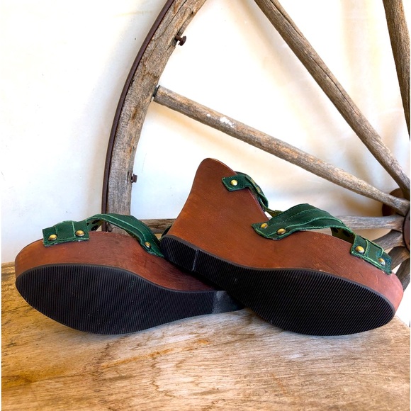N.Y.L.A. Hunter Green Leather Wood Platform Open Toe Gold Metal O-Ring Studs 7.5 - Picture 7 of 12
